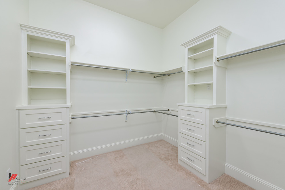 Modelo de armario vestidor unisex clásico grande con puertas de armario blancas, moqueta y suelo beige