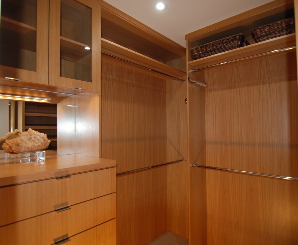 Foto di una piccola cabina armadio unisex tradizionale con ante lisce e ante in legno chiaro