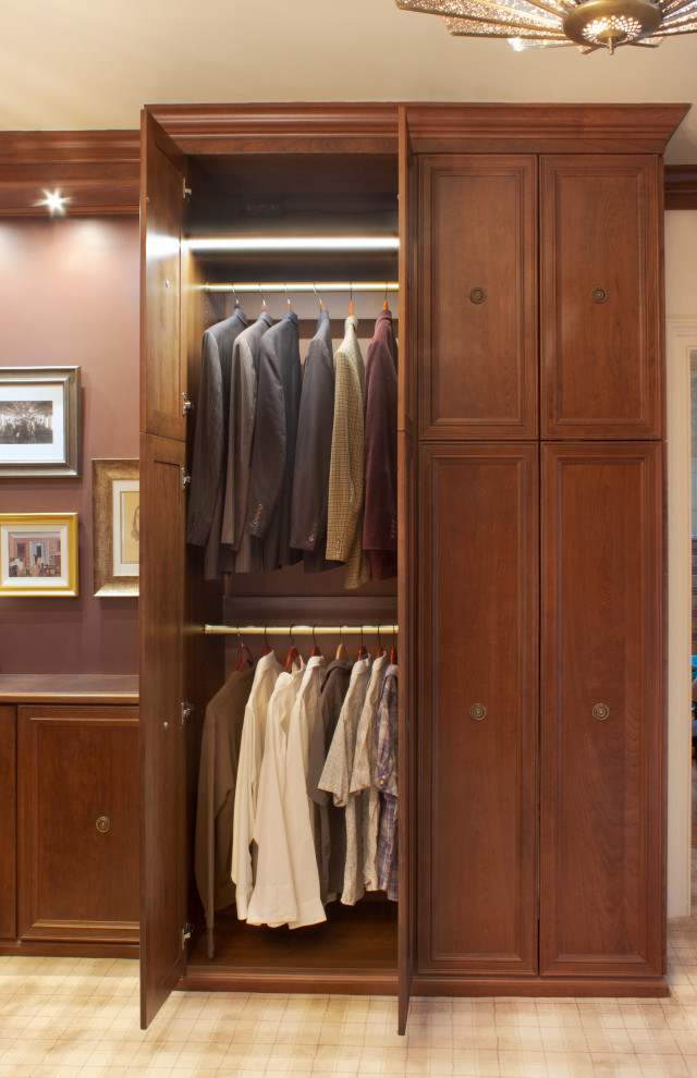 Inspiration för ett vintage omklädningsrum för män, med luckor med infälld panel, skåp i mellenmörkt trä, heltäckningsmatta och flerfärgat golv