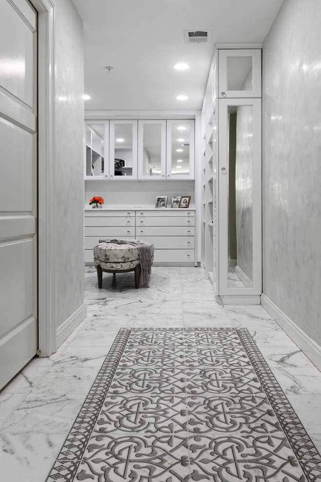 Inredning av ett klassiskt stort walk-in-closet för könsneutrala, med luckor med upphöjd panel, vita skåp, marmorgolv och grått golv