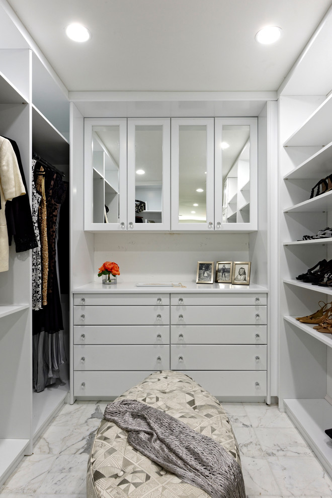 На фото: большая гардеробная комната унисекс в стиле неоклассика (современная классика) с белыми фасадами, мраморным полом, серым полом и плоскими фасадами с