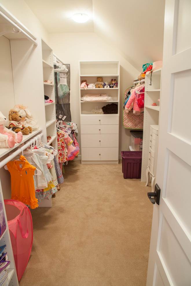 Ejemplo de armario vestidor de mujer clásico de tamaño medio con puertas de armario blancas, moqueta, armarios abiertos y suelo beige