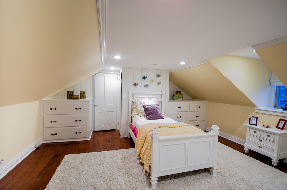 EIngebautes, Mittelgroßes Landhausstil Ankleidezimmer mit offenen Schränken, weißen Schränken und braunem Holzboden in Philadelphia