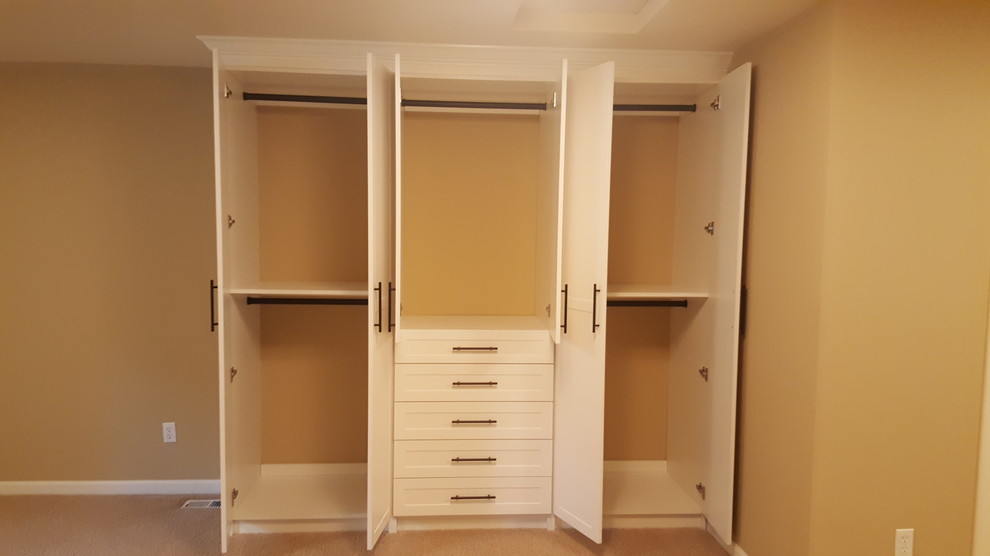 Foto de vestidor unisex actual grande con armarios estilo shaker y puertas de armario blancas