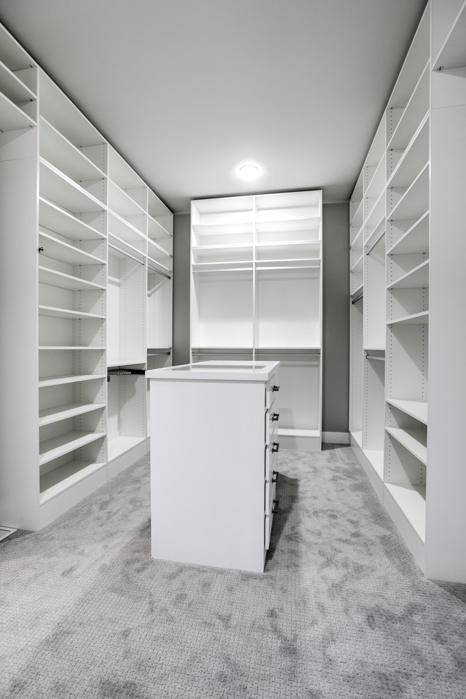 Idéer för stora lantliga walk-in-closets för könsneutrala, med heltäckningsmatta, öppna hyllor, vita skåp och grått golv