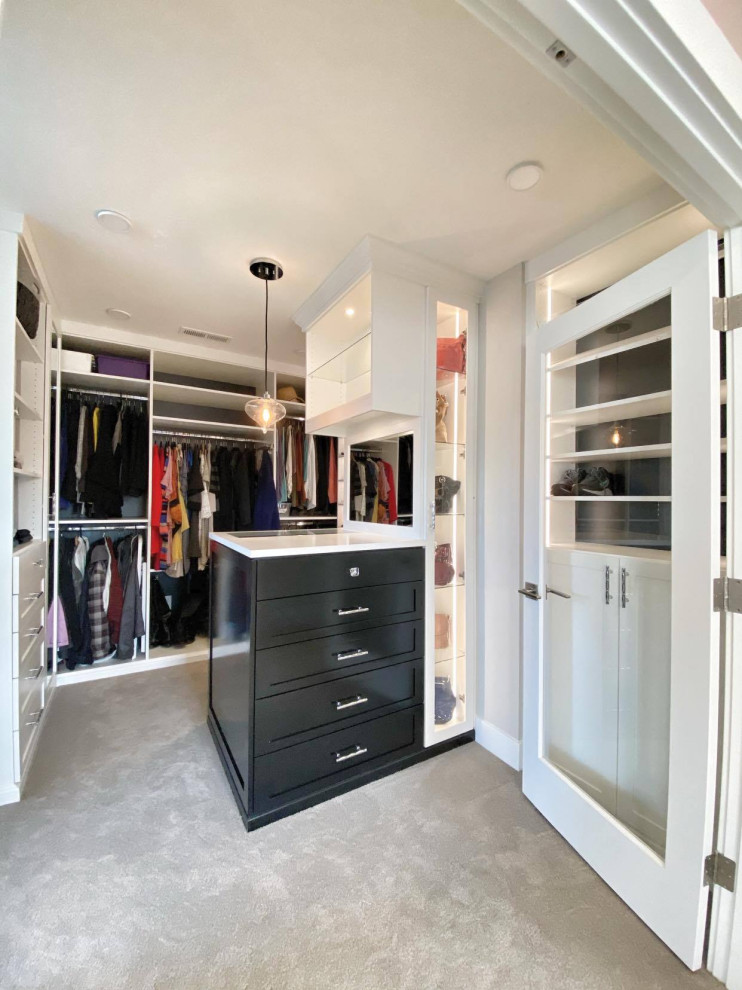 Идея дизайна: большая гардеробная комната в стиле неоклассика (современная классика) с фасадами в стиле шейкер, белыми фасадами, ковровым покрытием и серым полом для женщин
