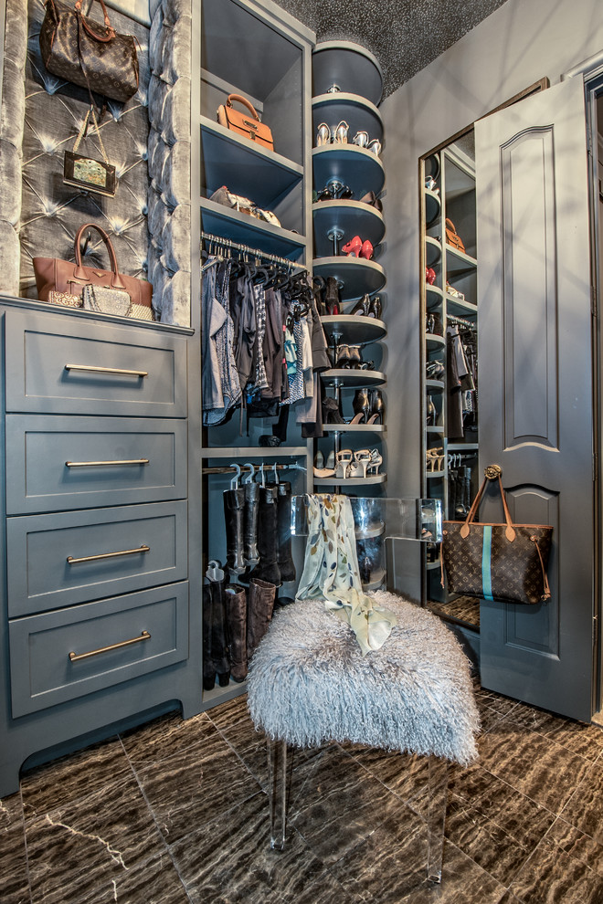 Exemple d'un grand dressing chic neutre avec un placard à porte shaker et des portes de placard grises.