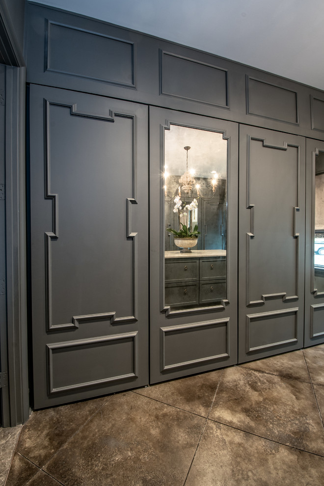 Inredning av ett klassiskt stort walk-in-closet för könsneutrala, med grå skåp och luckor med upphöjd panel