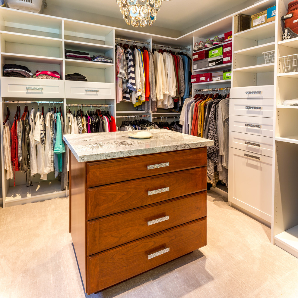 Ejemplo de armario vestidor unisex tradicional renovado grande con armarios estilo shaker, puertas de armario blancas y suelo beige