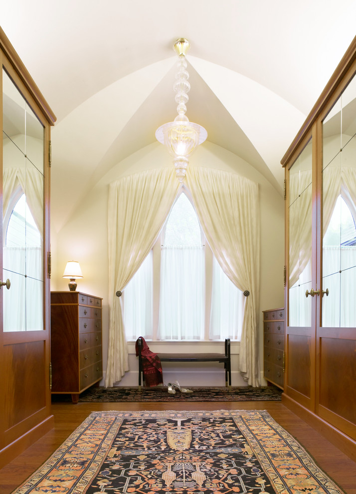 Mittelgroßes, Neutrales Klassisches Ankleidezimmer mit Ankleidebereich, flächenbündigen Schrankfronten, braunen Schränken, dunklem Holzboden und braunem Boden in San Francisco