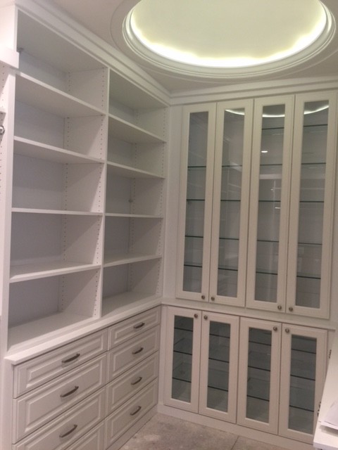 Foto de armario vestidor de mujer contemporáneo de tamaño medio con armarios con paneles con relieve, puertas de armario blancas y moqueta