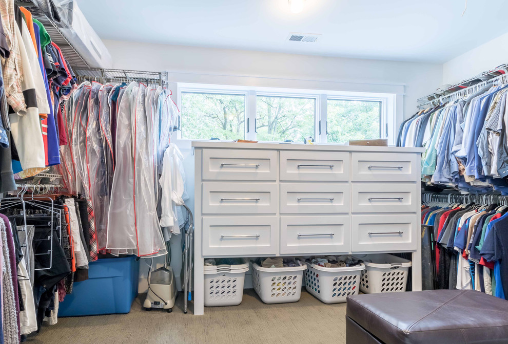 Ejemplo de armario vestidor unisex de estilo americano de tamaño medio con armarios estilo shaker, puertas de armario blancas, moqueta, suelo beige y papel pintado