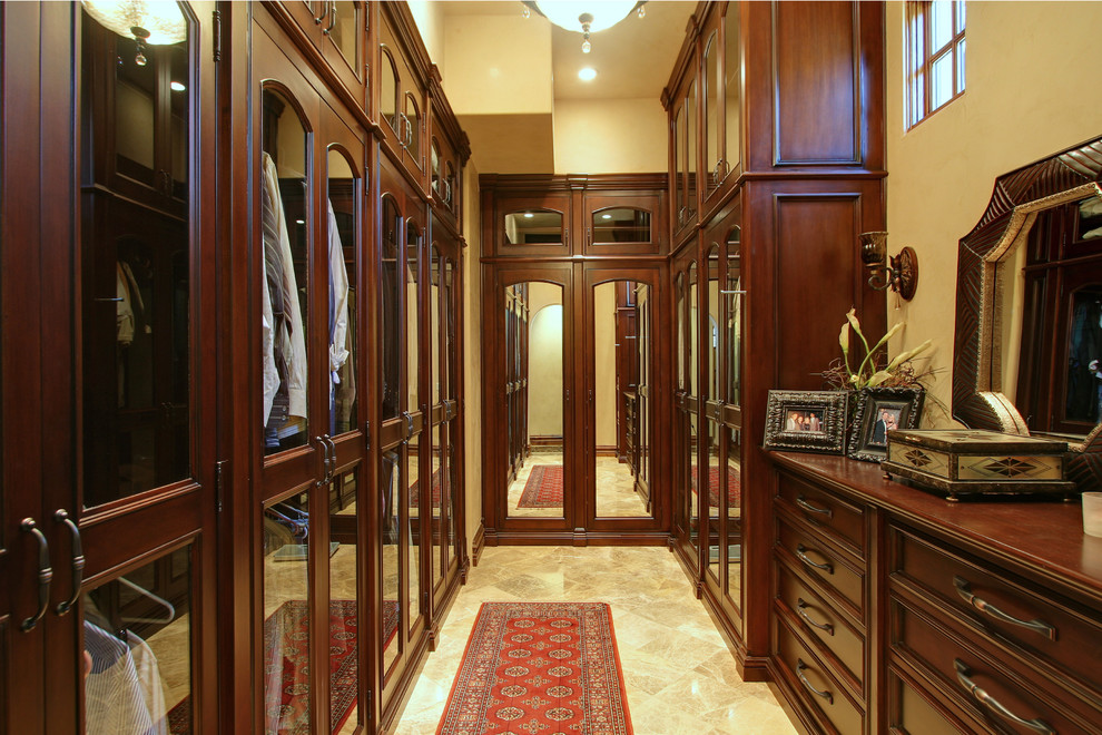 Exempel på ett mycket stort lantligt omklädningsrum för män, med luckor med infälld panel, skåp i mörkt trä, travertin golv och flerfärgat golv