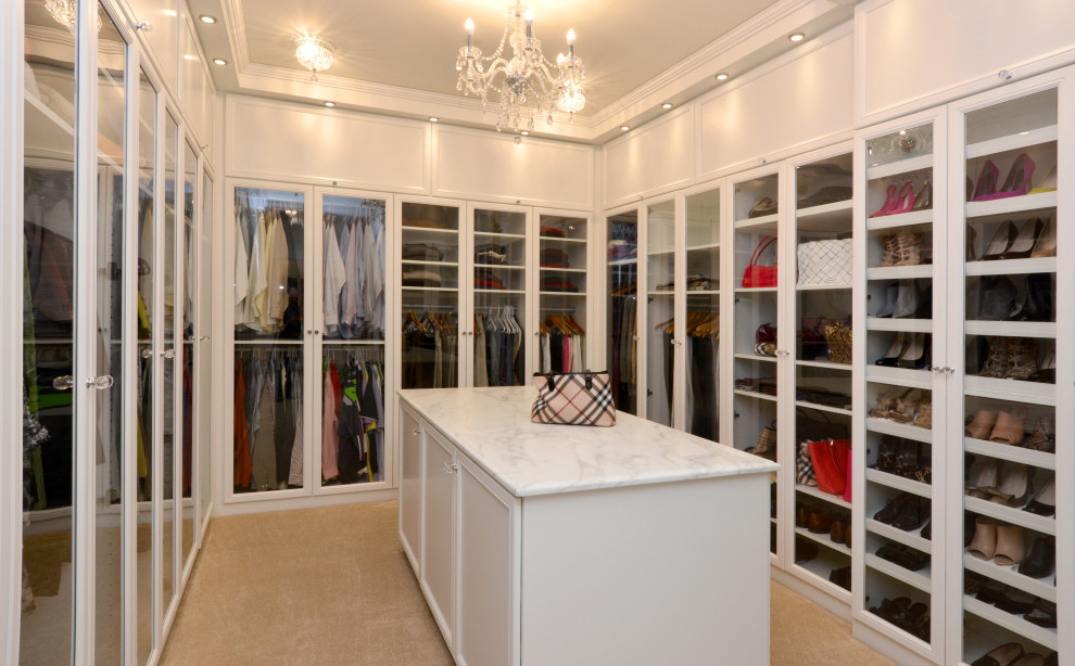На фото: гардеробная комната среднего размера, унисекс в классическом стиле с плоскими фасадами, белыми фасадами, ковровым покрытием и бежевым полом с