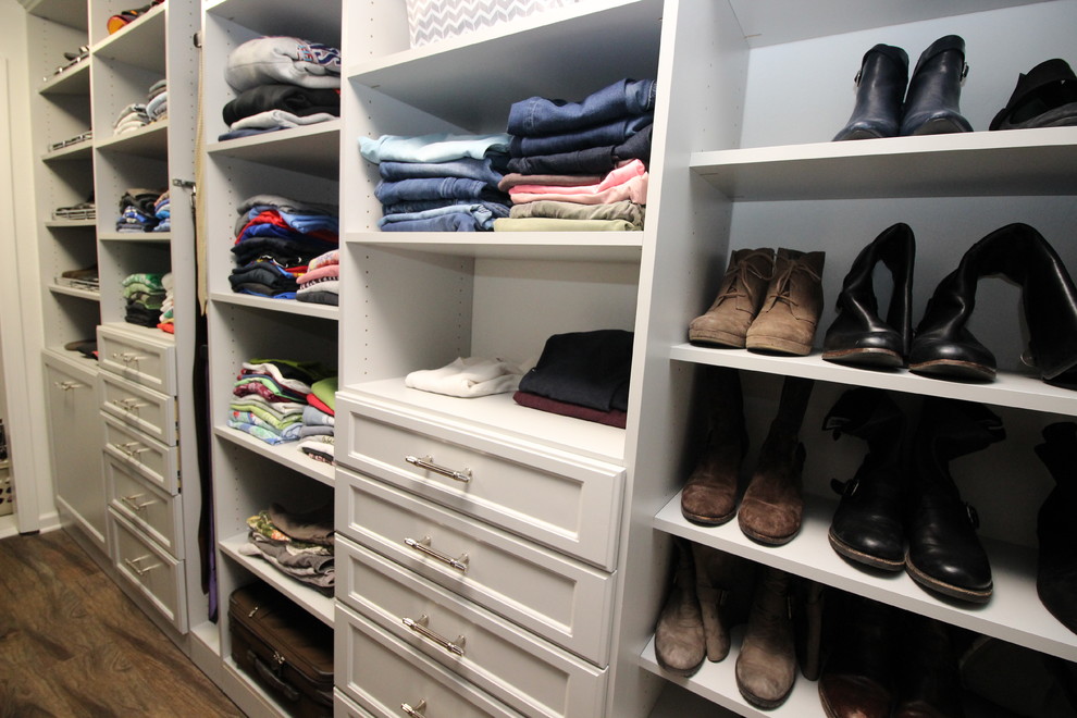 Imagen de armario vestidor unisex clásico renovado grande con armarios con paneles empotrados, puertas de armario grises y suelo de linóleo