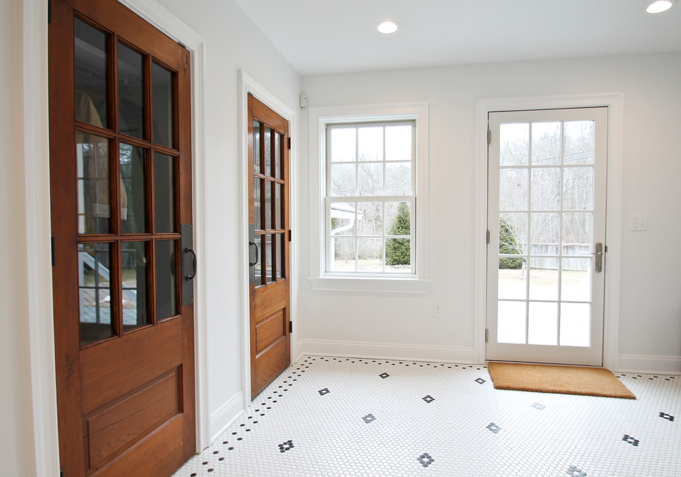 На фото: гардеробная комната среднего размера, унисекс в стиле кантри с белым полом