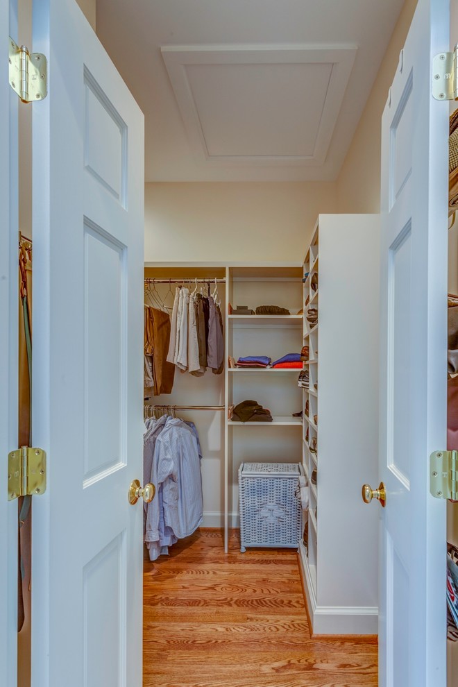Idéer för ett stort klassiskt walk-in-closet för könsneutrala, med öppna hyllor, vita skåp och mellanmörkt trägolv