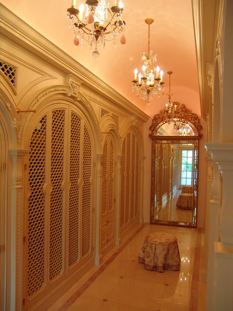 Пример оригинального дизайна: огромная гардеробная в викторианском стиле с стеклянными фасадами и фасадами цвета дерева среднего тона для мужчин