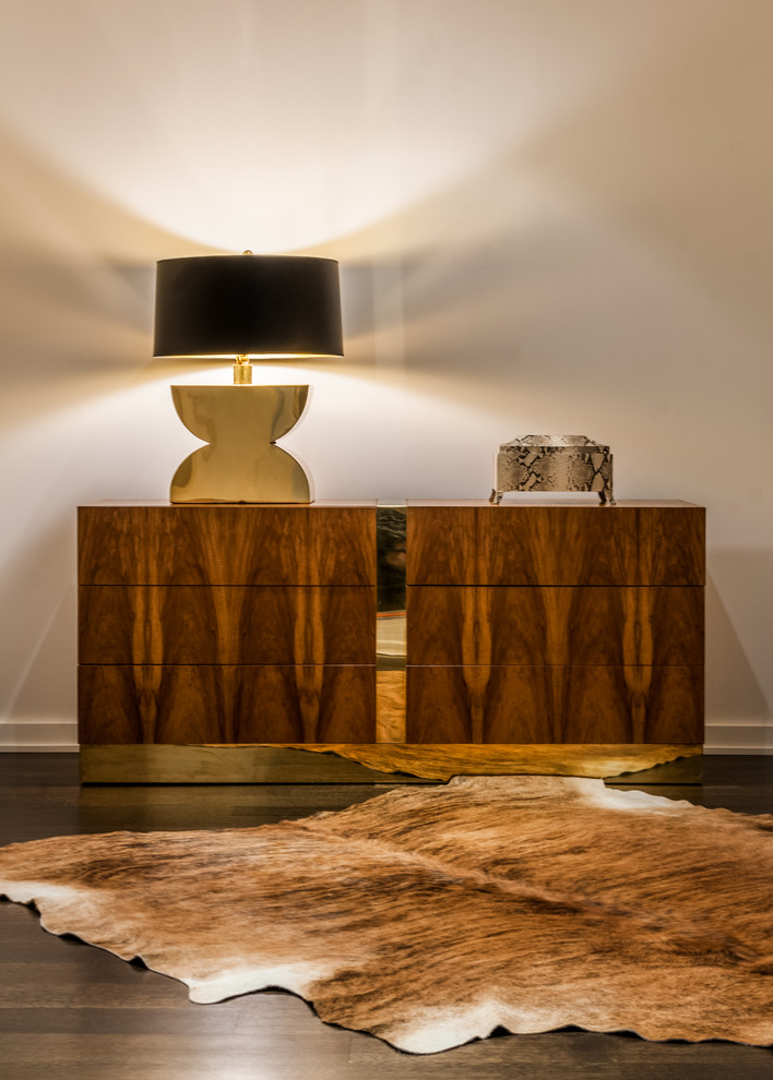Inspiration pour un dressing room vintage en bois brun de taille moyenne et neutre avec un placard à porte plane et parquet foncé.