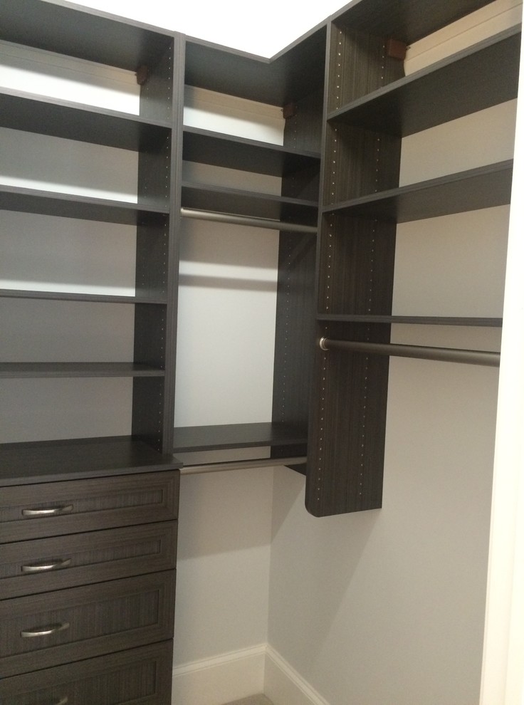 Foto de armario vestidor unisex minimalista de tamaño medio con armarios estilo shaker, puertas de armario marrones y moqueta