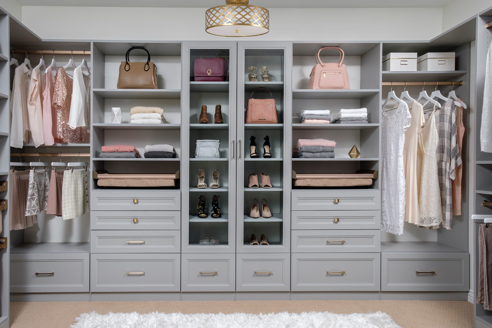 Diseño de armario vestidor de mujer minimalista de tamaño medio con armarios con paneles empotrados, puertas de armario grises, moqueta y suelo beige