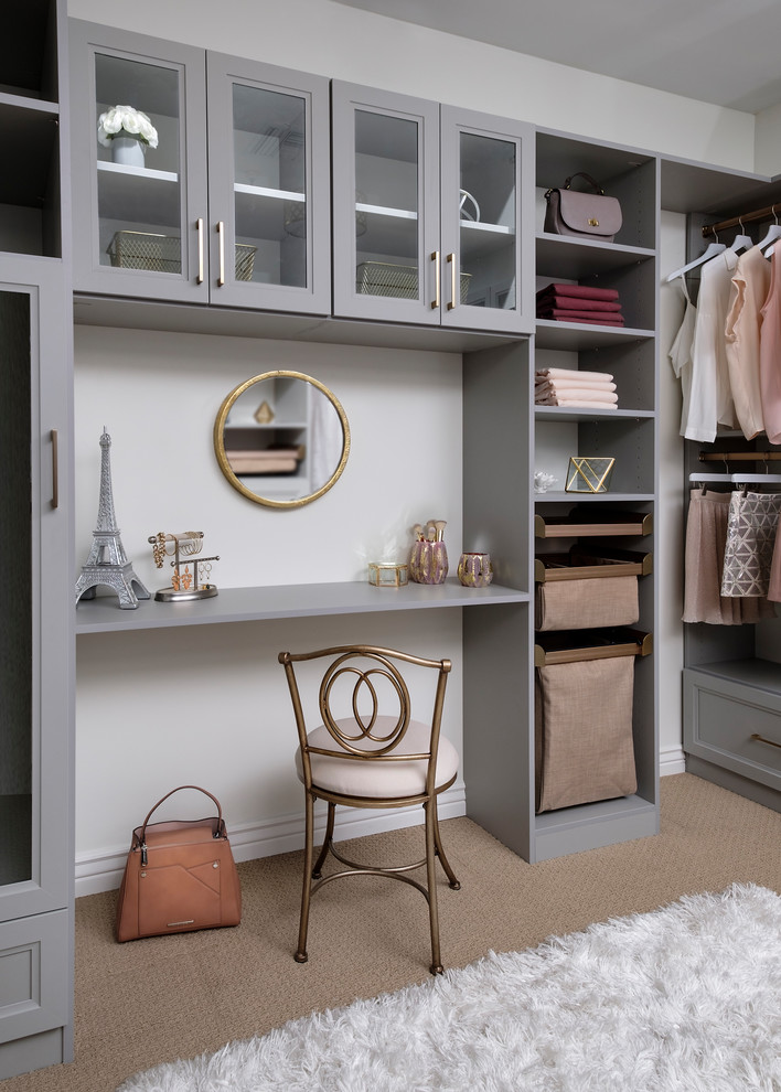 Ejemplo de armario vestidor de mujer moderno de tamaño medio con armarios con paneles empotrados, puertas de armario grises, moqueta y suelo beige