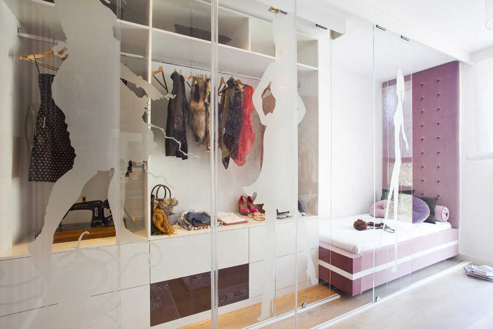 Идея дизайна: шкаф в нише в современном стиле с стеклянными фасадами и белыми фасадами для женщин