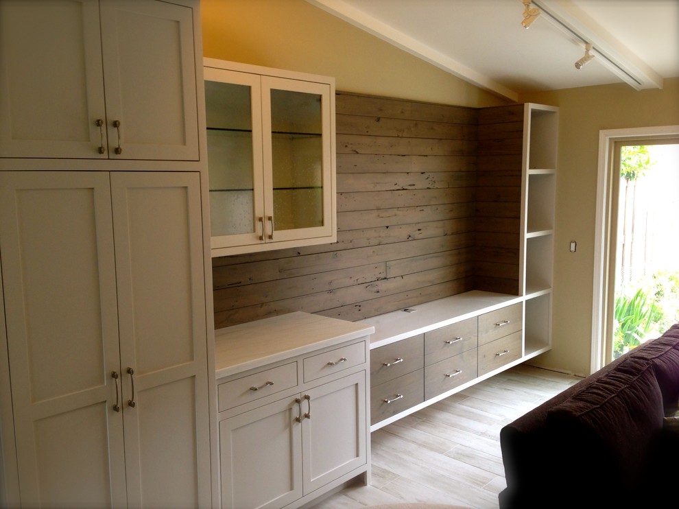Ejemplo de armario unisex tradicional renovado de tamaño medio con armarios estilo shaker, puertas de armario blancas, suelo de madera clara y suelo beige