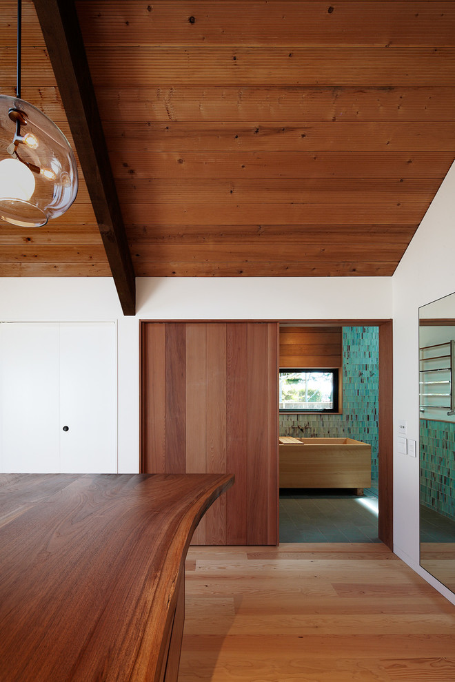 Geräumiger, Neutraler Moderner Begehbarer Kleiderschrank mit hellem Holzboden und braunem Boden in San Francisco