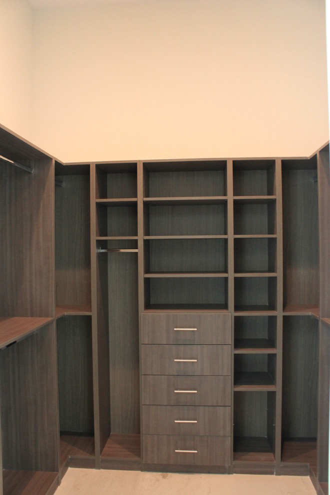 Foto de armario vestidor unisex tradicional renovado grande con armarios con paneles lisos, puertas de armario de madera en tonos medios, suelo de mármol y suelo beige
