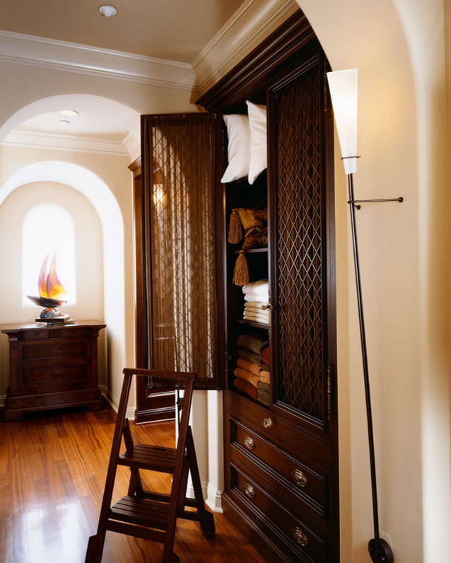 Example of a closet design in San Diego