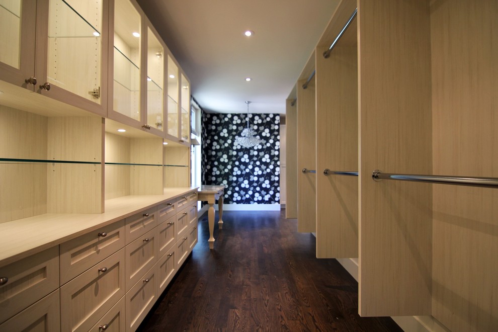 Идея дизайна: большая гардеробная комната унисекс в стиле неоклассика (современная классика) с фасадами в стиле шейкер, светлыми деревянными фасадами и темным паркетным полом