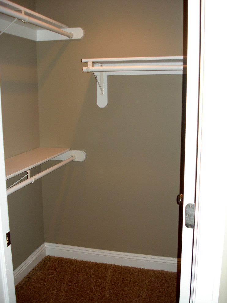 Пример оригинального дизайна: гардеробная комната унисекс с ковровым покрытием