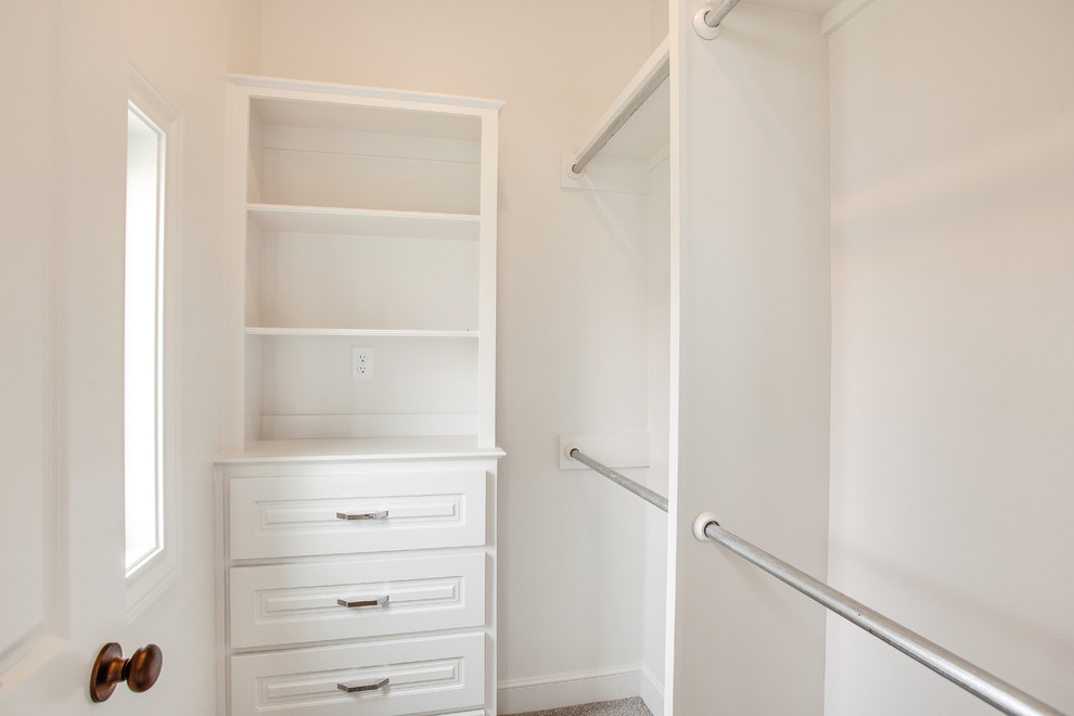 Diseño de vestidor unisex clásico renovado de tamaño medio con armarios con paneles empotrados, puertas de armario blancas, moqueta y suelo beige