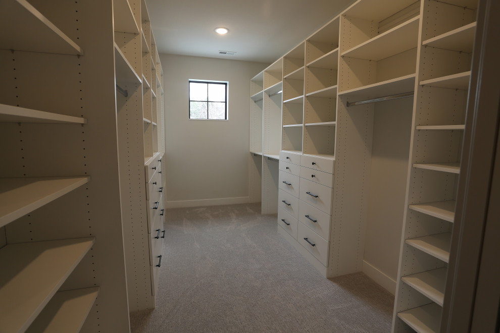 Свежая идея для дизайна: гардеробная комната с белыми фасадами и ковровым покрытием - отличное фото интерьера