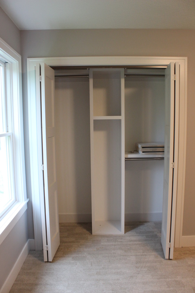 Diseño de armario unisex tradicional renovado de tamaño medio con armarios estilo shaker, puertas de armario blancas, moqueta y suelo beige