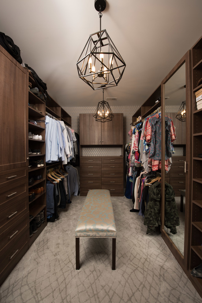 Diseño de armario vestidor unisex tradicional renovado grande con armarios con paneles empotrados, puertas de armario de madera en tonos medios, moqueta y suelo beige