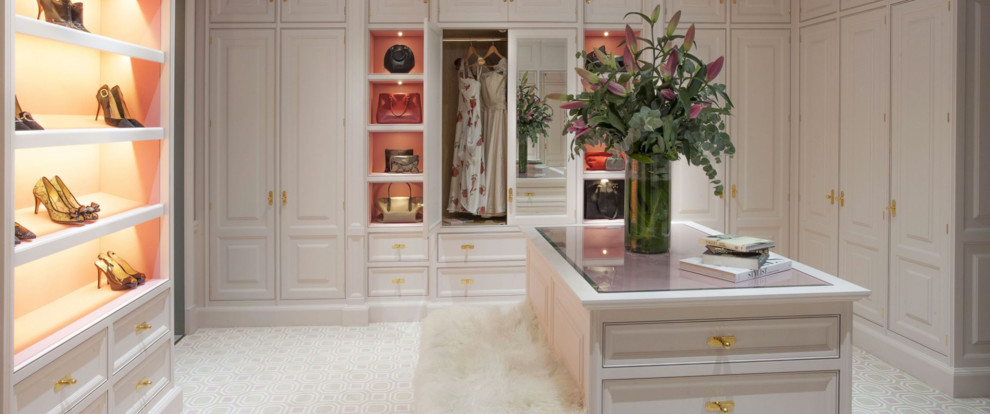 Idéer för ett stort klassiskt omklädningsrum för kvinnor, med luckor med upphöjd panel, vita skåp, heltäckningsmatta och vitt golv