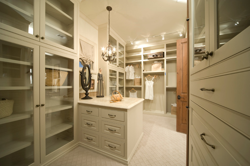 Foto de armario vestidor unisex clásico grande con armarios con paneles con relieve, puertas de armario blancas y moqueta