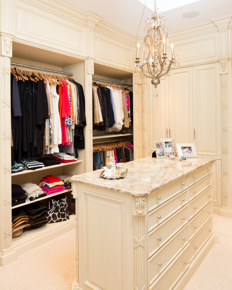 На фото: гардеробная комната среднего размера в классическом стиле с ковровым покрытием для женщин