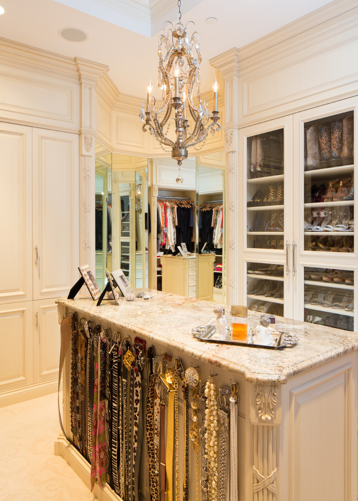 Пример оригинального дизайна: гардеробная комната среднего размера в классическом стиле с ковровым покрытием для женщин