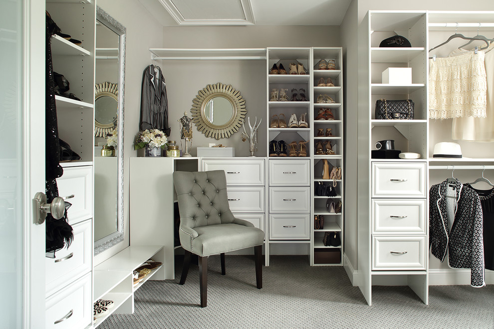 Diseño de armario vestidor de mujer clásico renovado de tamaño medio con armarios con paneles con relieve, puertas de armario blancas, moqueta y suelo gris