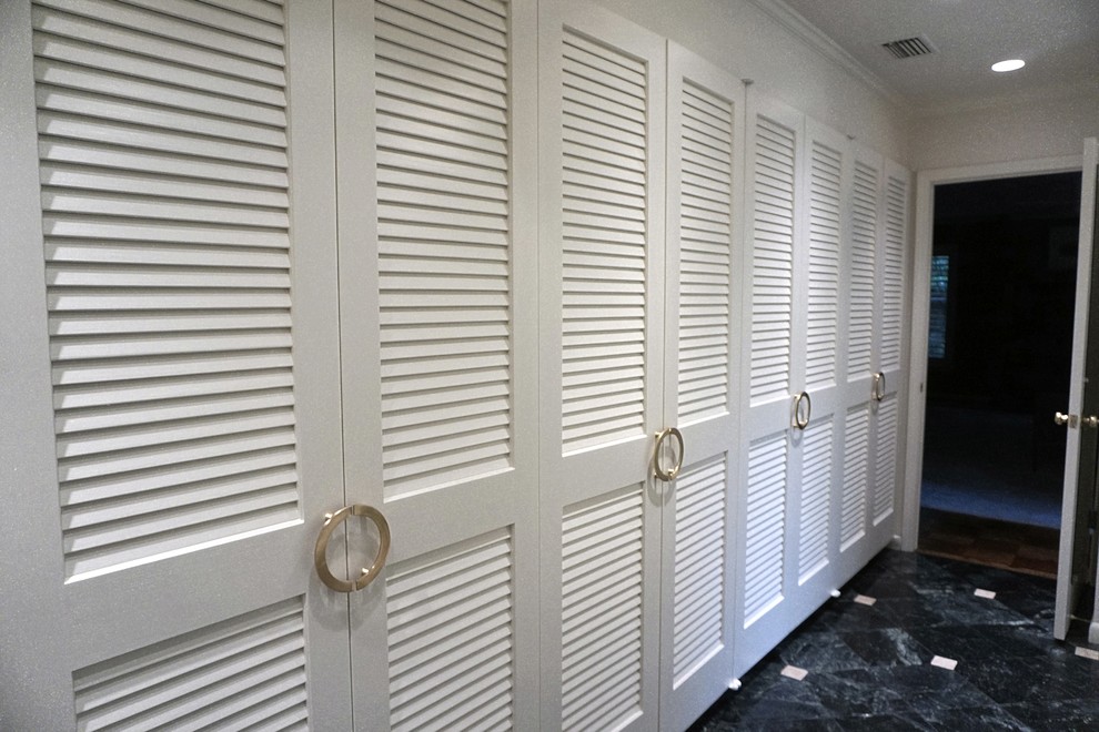 Ejemplo de armario y vestidor contemporáneo de tamaño medio con armarios con paneles lisos, puertas de armario blancas, suelo de mármol y suelo verde
