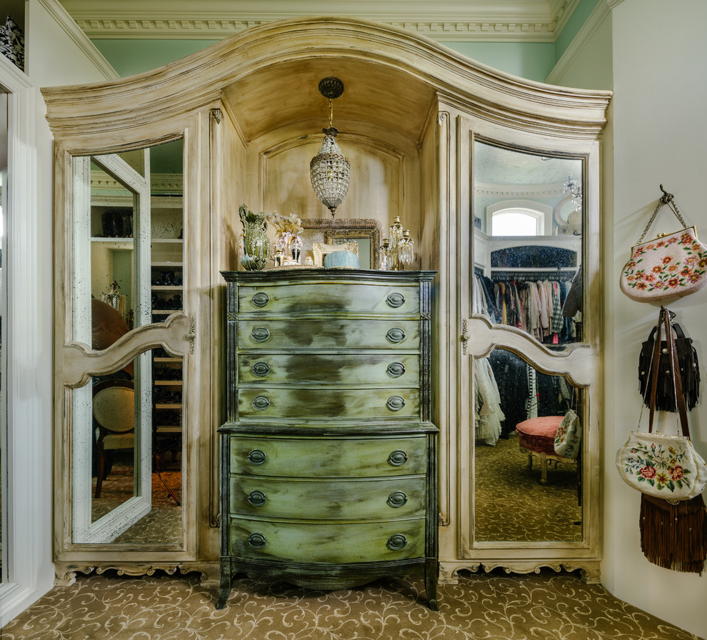 Imagen de armario vestidor de mujer romántico grande con armarios con paneles con relieve, puertas de armario blancas y moqueta
