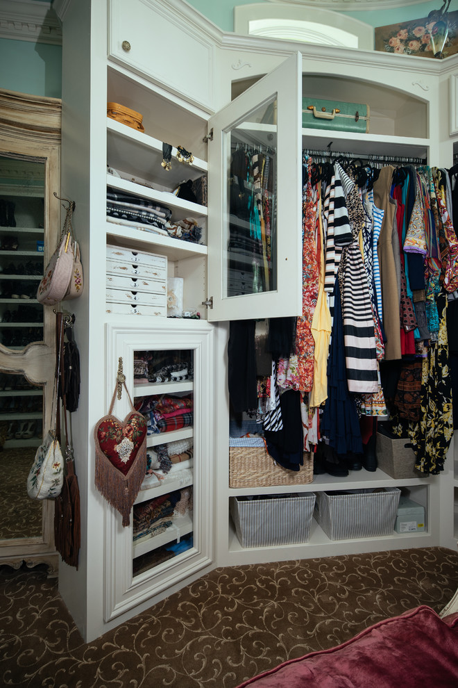 Foto de armario vestidor de mujer romántico grande con armarios con paneles con relieve, puertas de armario blancas y moqueta