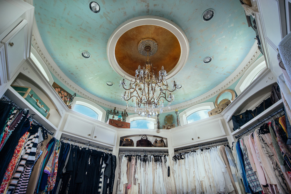 Идея дизайна: большая гардеробная комната в стиле шебби-шик с фасадами с выступающей филенкой, белыми фасадами и ковровым покрытием для женщин