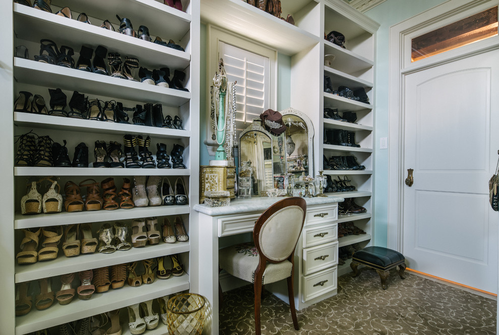 Inredning av ett shabby chic-inspirerat stort walk-in-closet för kvinnor, med luckor med upphöjd panel, vita skåp och heltäckningsmatta