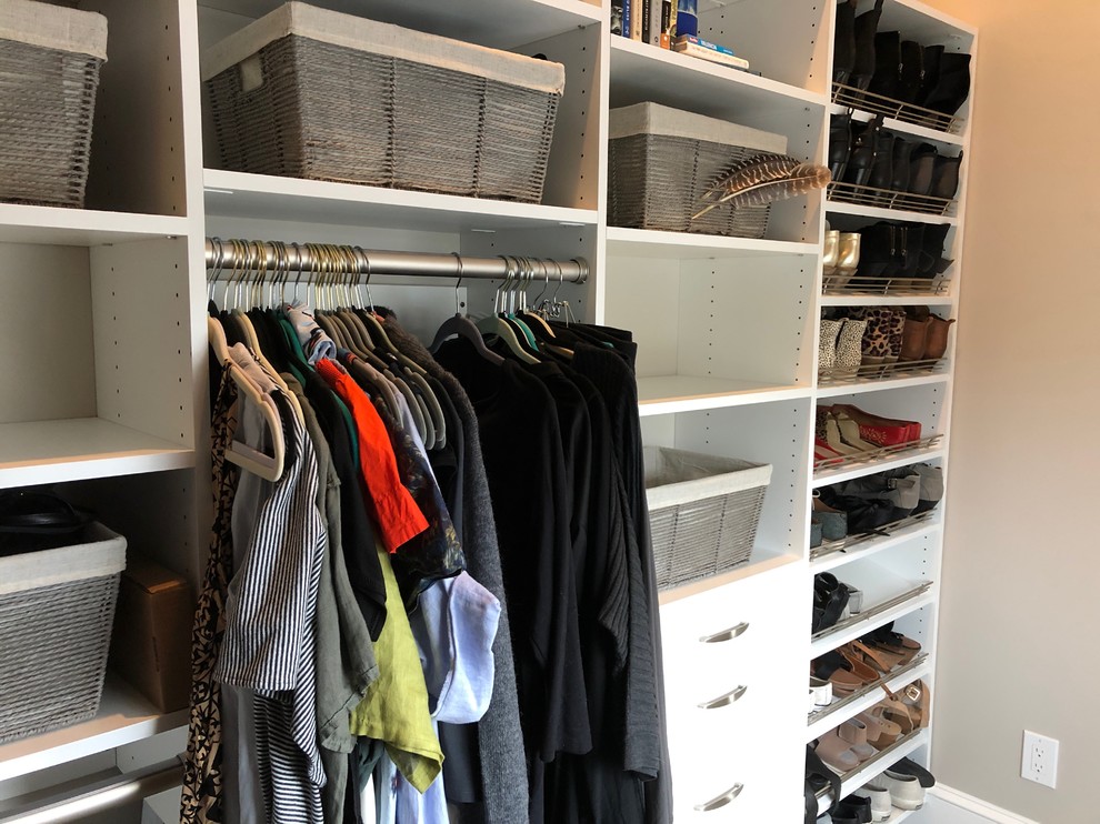 Idéer för att renovera ett mellanstort funkis walk-in-closet för kvinnor, med släta luckor, vita skåp, vinylgolv och grått golv