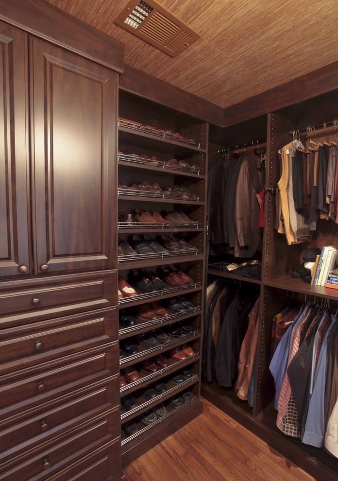 Пример оригинального дизайна: гардеробная комната в классическом стиле с темными деревянными фасадами