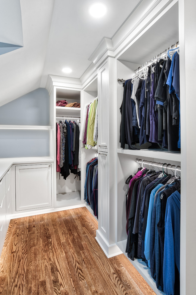 Exempel på ett mycket stort klassiskt walk-in-closet för kvinnor, med luckor med profilerade fronter, vita skåp och mellanmörkt trägolv